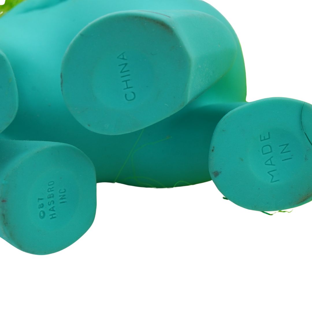 Two green dumbbells with 'Made in China' and 'Oster' branding on a white background.