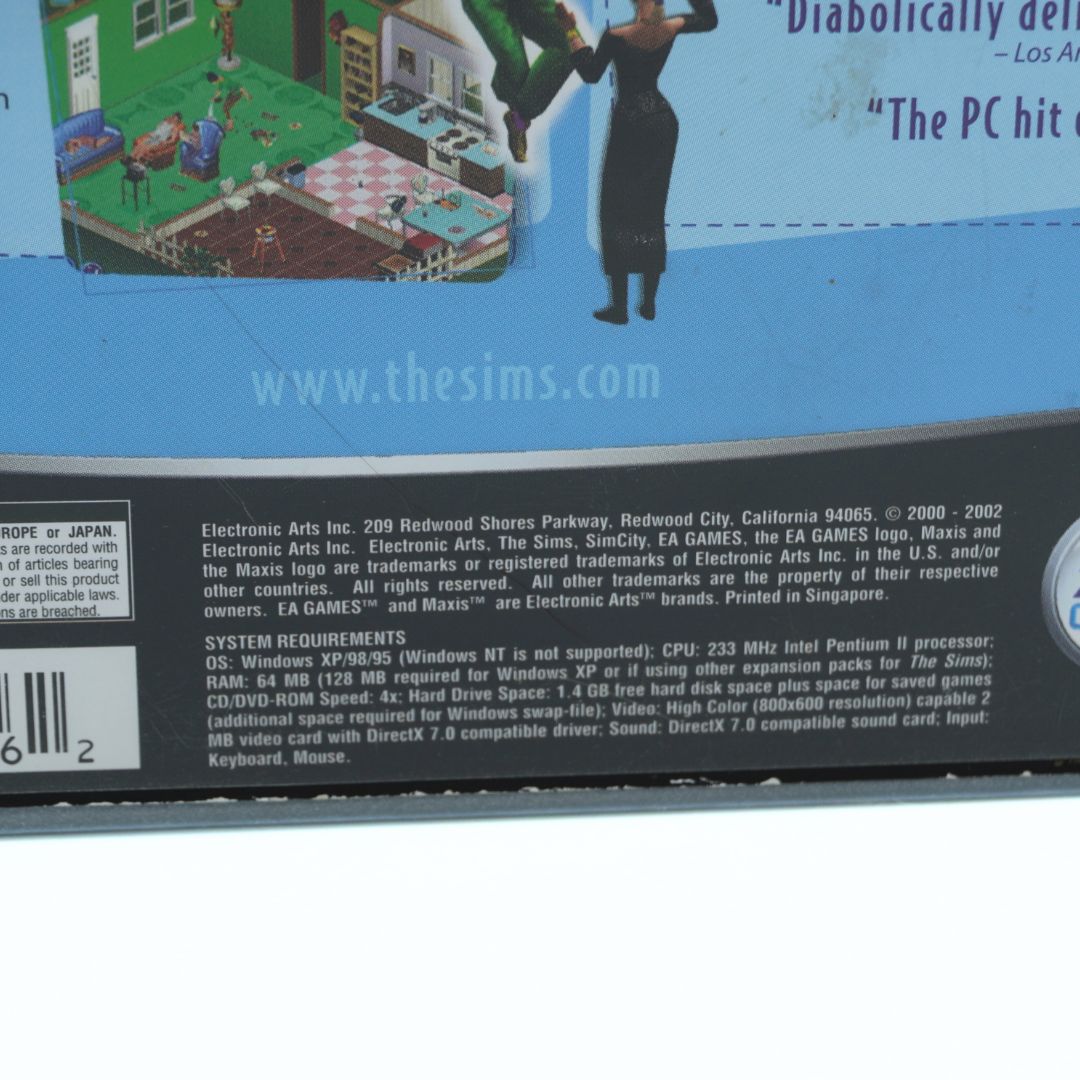System requirements, branding information and copyright info on the case of The Sims Deluxe Edition game