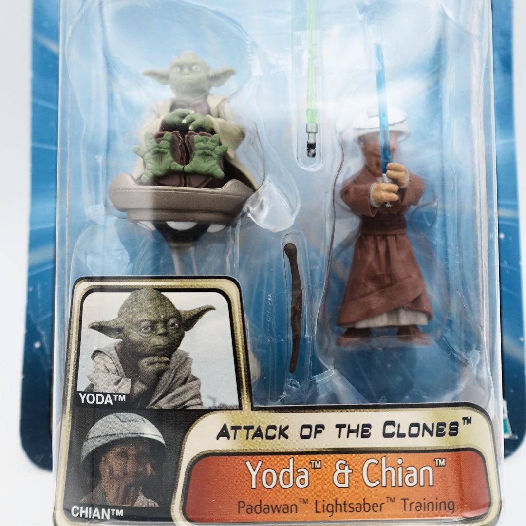 Closeup photos of the Attack of the Clones 2002 Star Wars Yoda & Chian figure set