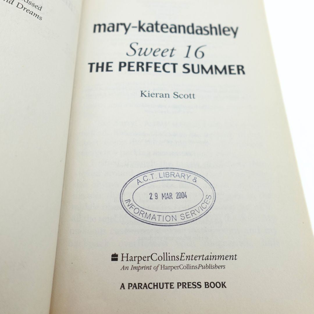 2002 Mary-Kate and Ashley Sweet 16 The Perfect Summer Book