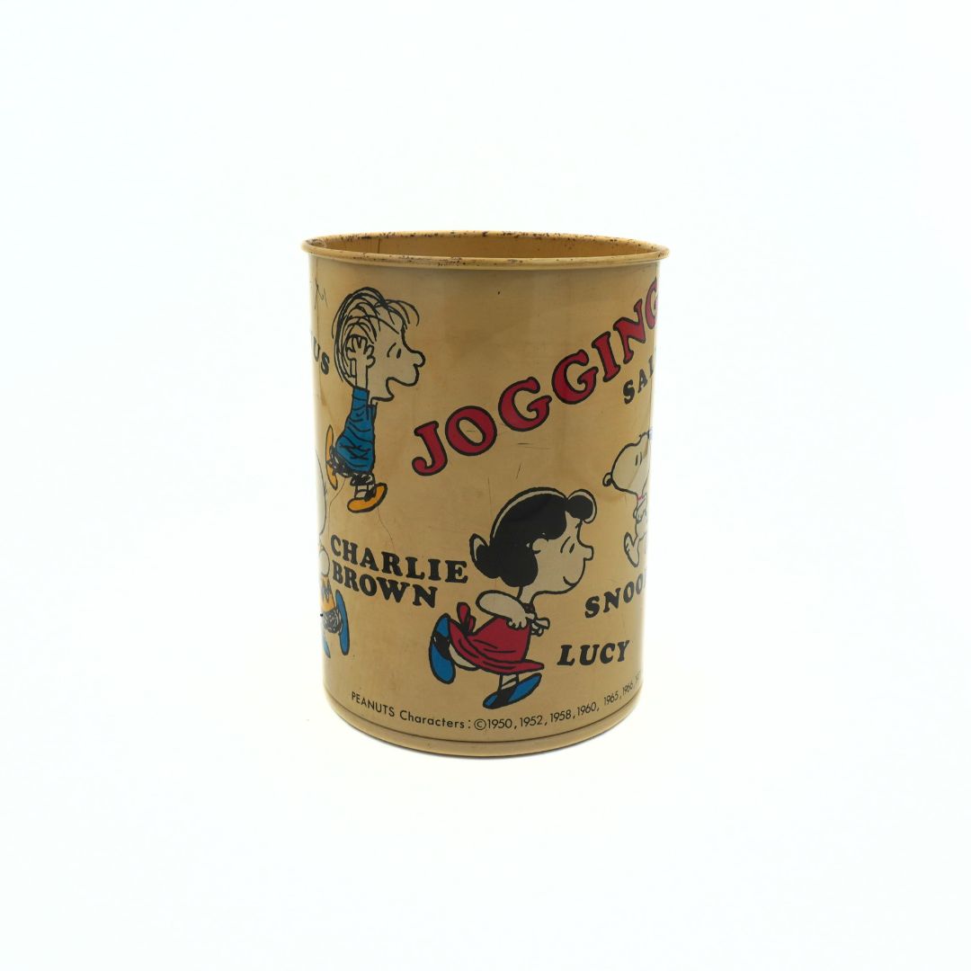 1971 Snoopy and Friends tin with multiple characters around the outside, visible here Linus and Lucy