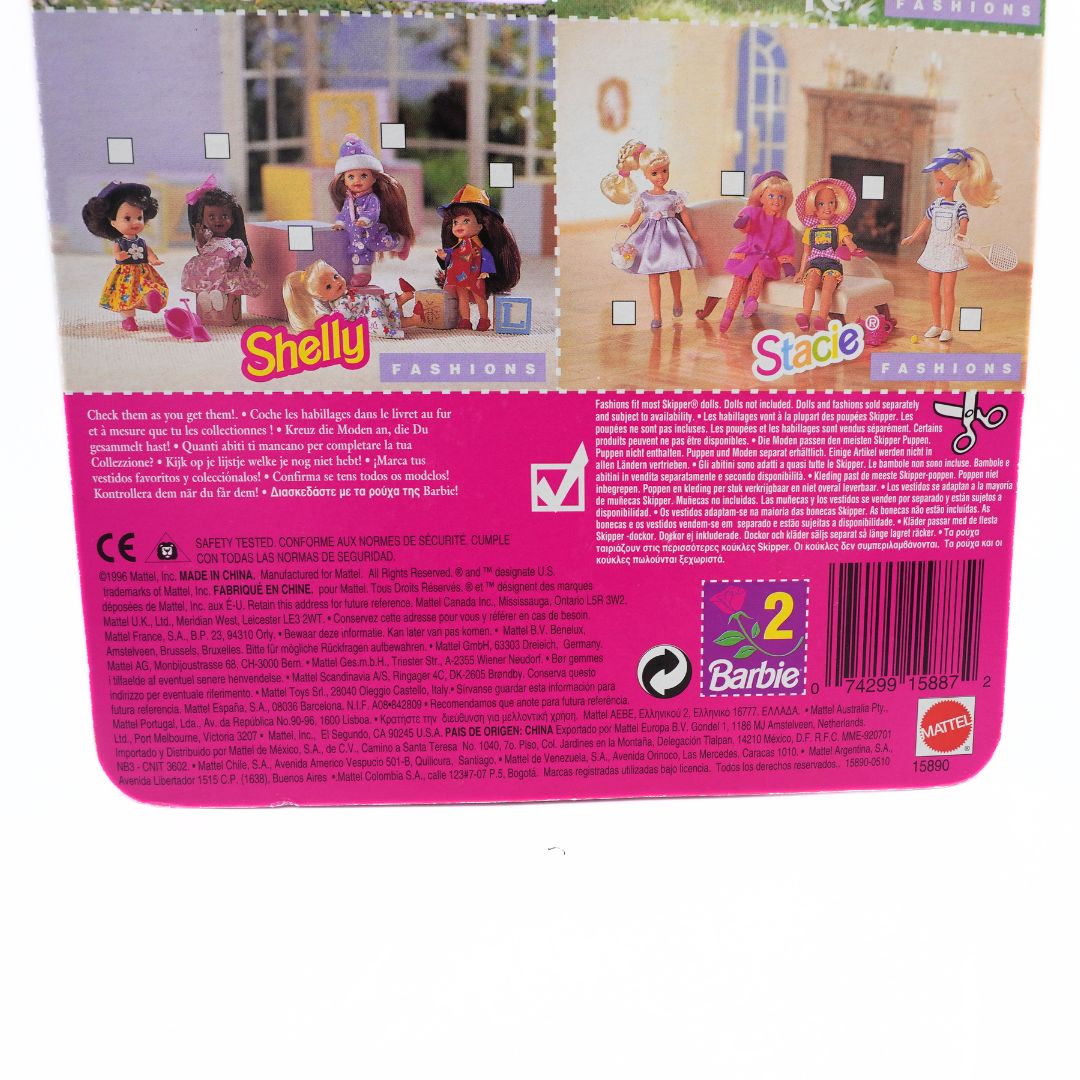 Back of a toy packaging with dolls and fashion details, featuring the brand 'Barbie'.