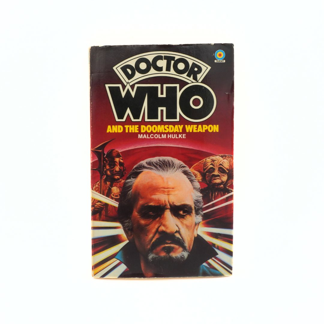 Book cover of 'Doctor Who and the Doomsday Weapon' with a prominent image of a character on a red background.