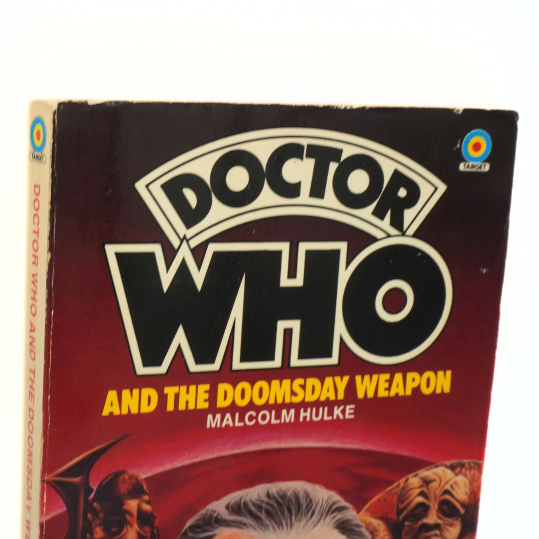 Book cover of 'Doctor Who and the Doomsday Weapon' by Malcolm Hulke with 'Doctor Who' logo.