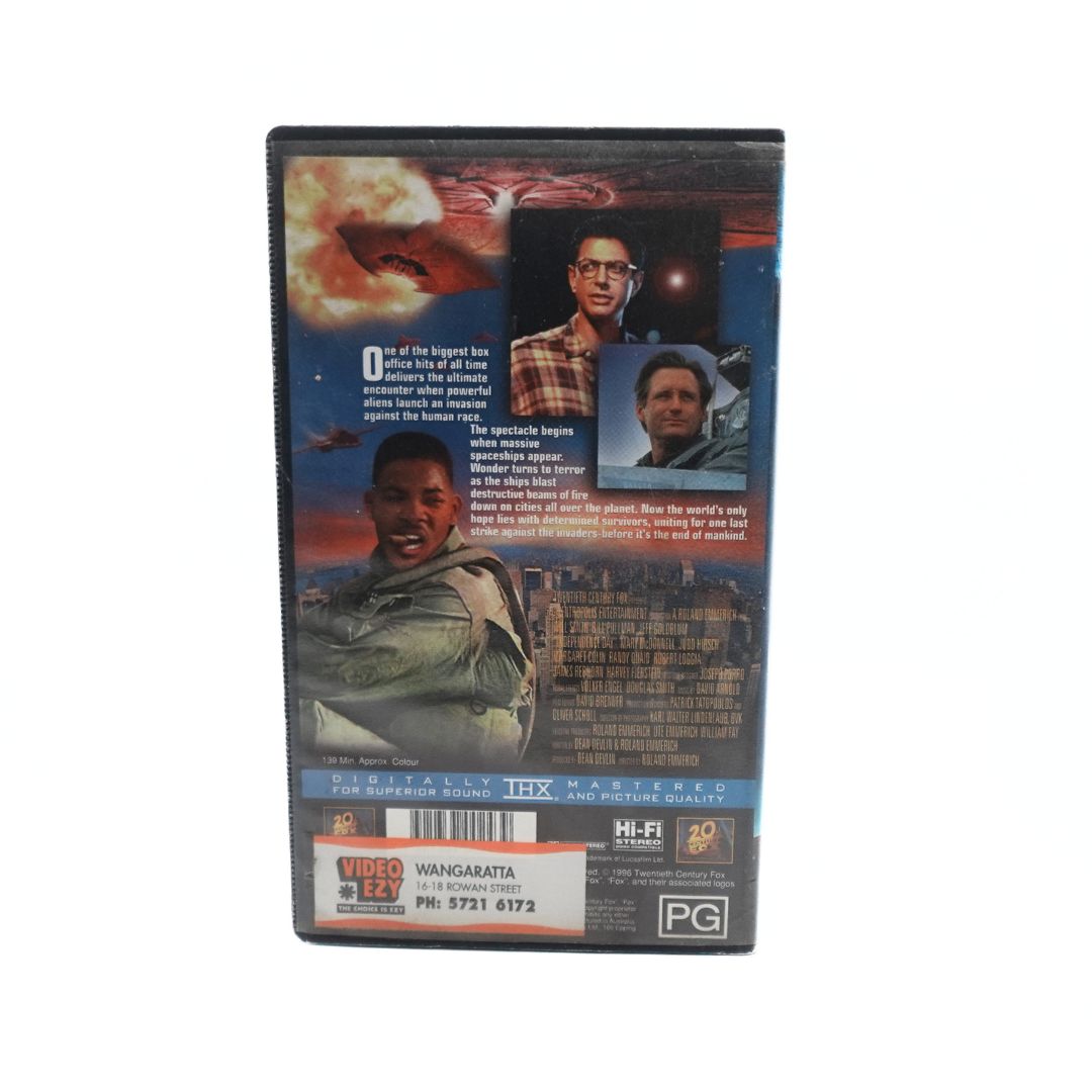 Back cover of the VHS tape Independence Day showing damage to the case and added sticker