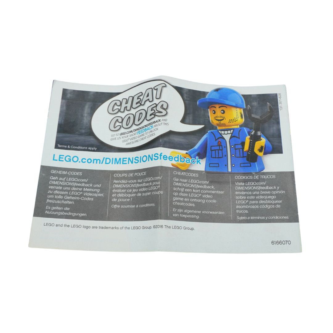 A printed LEGO feedback card with a cartoon LEGO minifigure and Spanish text, photographed on a plain white background.