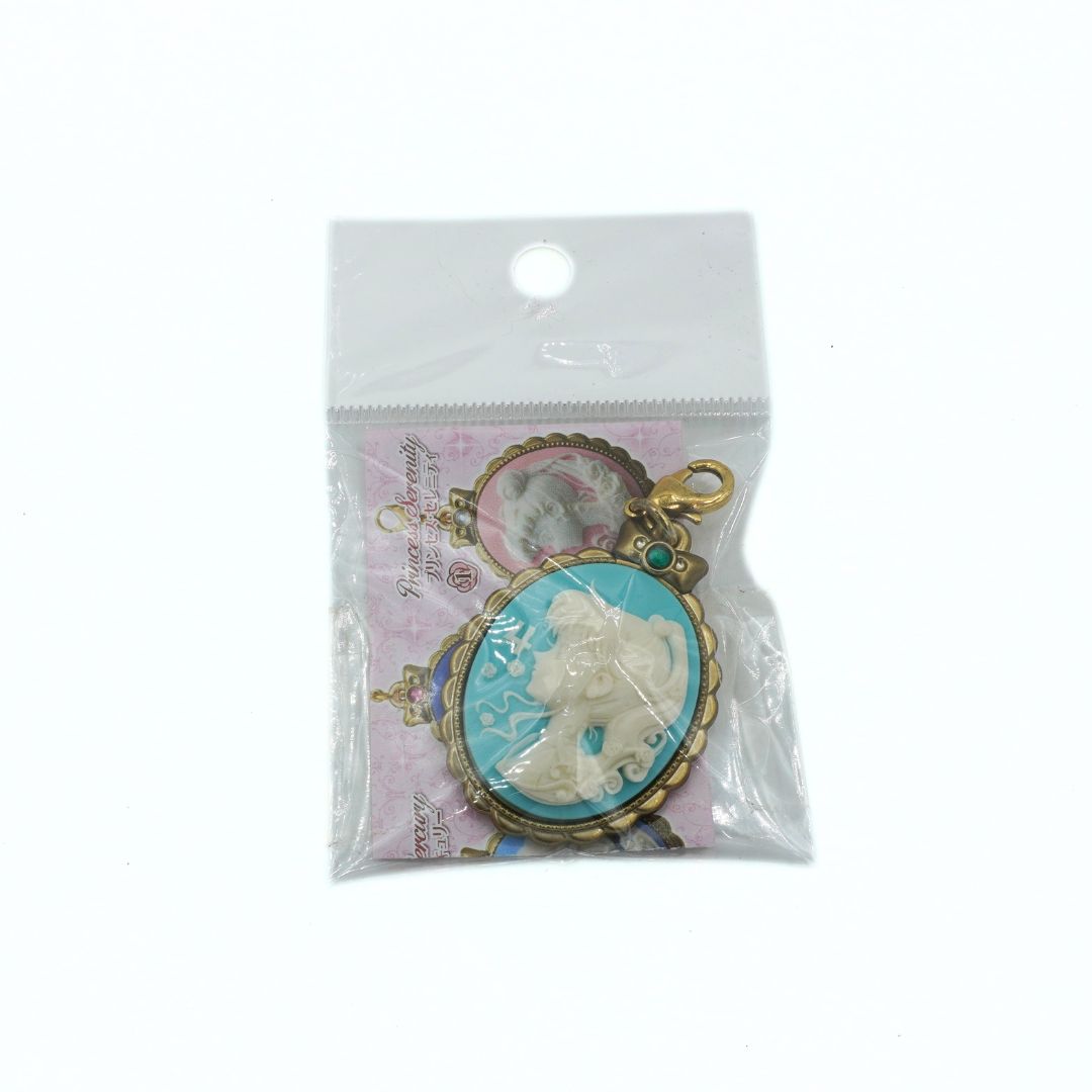 Vintage-style pendant in a clear plastic package with decorative background