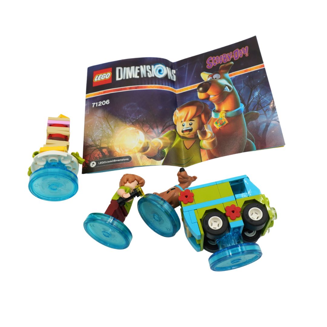 Images of the Scooby Doo Lego Dimensions set with four pieces - a sandwich, Shaggy, Scooby and the Mystery Machine