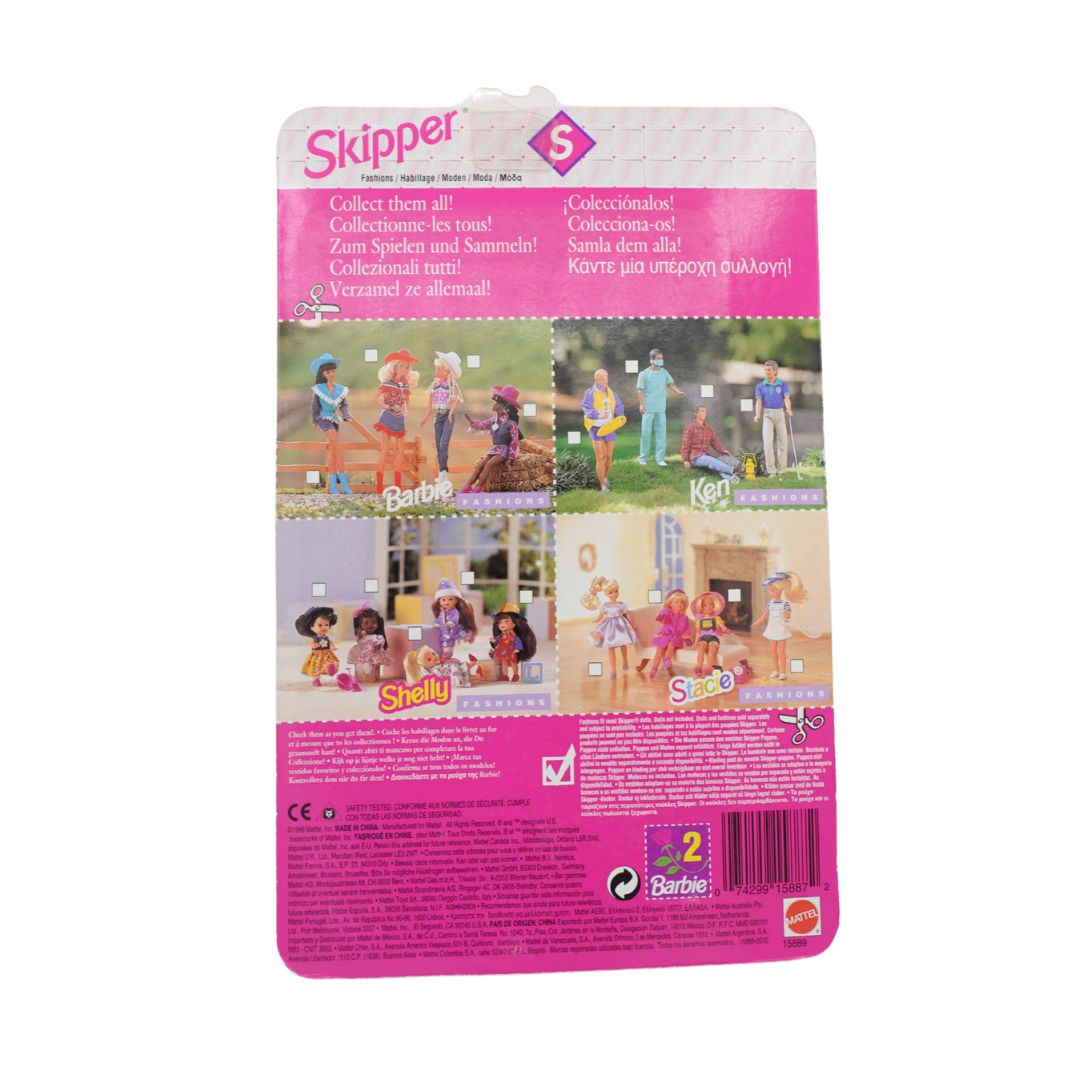 Back of a toy packaging featuring dolls and the brand 'Skipper' on a pink background.