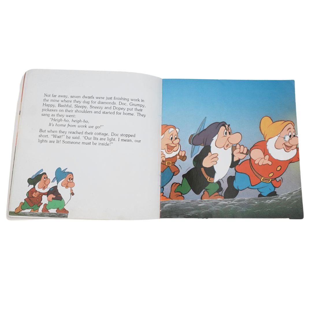 Illustration and story page from the inside of the 1991 Snow White paperback book featuring the dwarfs heading home from the mines